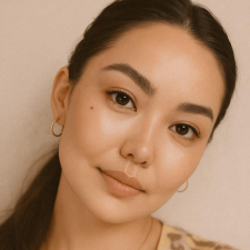 Freelancer Aynura — Kazachstan, Atyrau (Guriev). Specjalizacja — Copywriting, Projektowanie stron w mediach społecznościowych