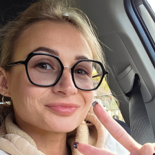 Freelancer Anhelina Y. — Ukraine, Lvov. Core skill — Interface Design (UI/UX), AI Art
