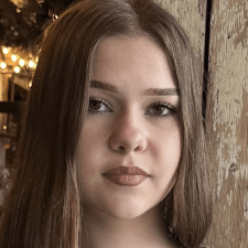 Freelancer Mariia I. — Irlandia. Specjalizacja — Obróbka wideo, Loga