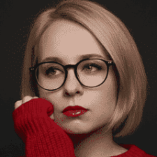Freelancer Yevheniia D. — Ukraine, Mykolaiv. Core skill — AI Art, Copywriting