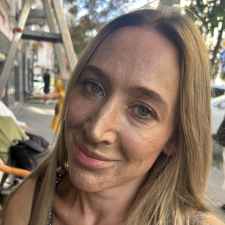 Freelancer Bogdana L. — Ukraine, Kyiv. Core skill — Infographics, AI Art