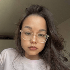 Freelancer Ivanna B. — United Kingdom, London. Core skill — Infographics, Logo Design