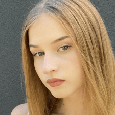 Freelancer Veronika T. — Ukraina, Kijów. Specjalizacja — Transkrypcja nagrań, Projektowanie wizytówek